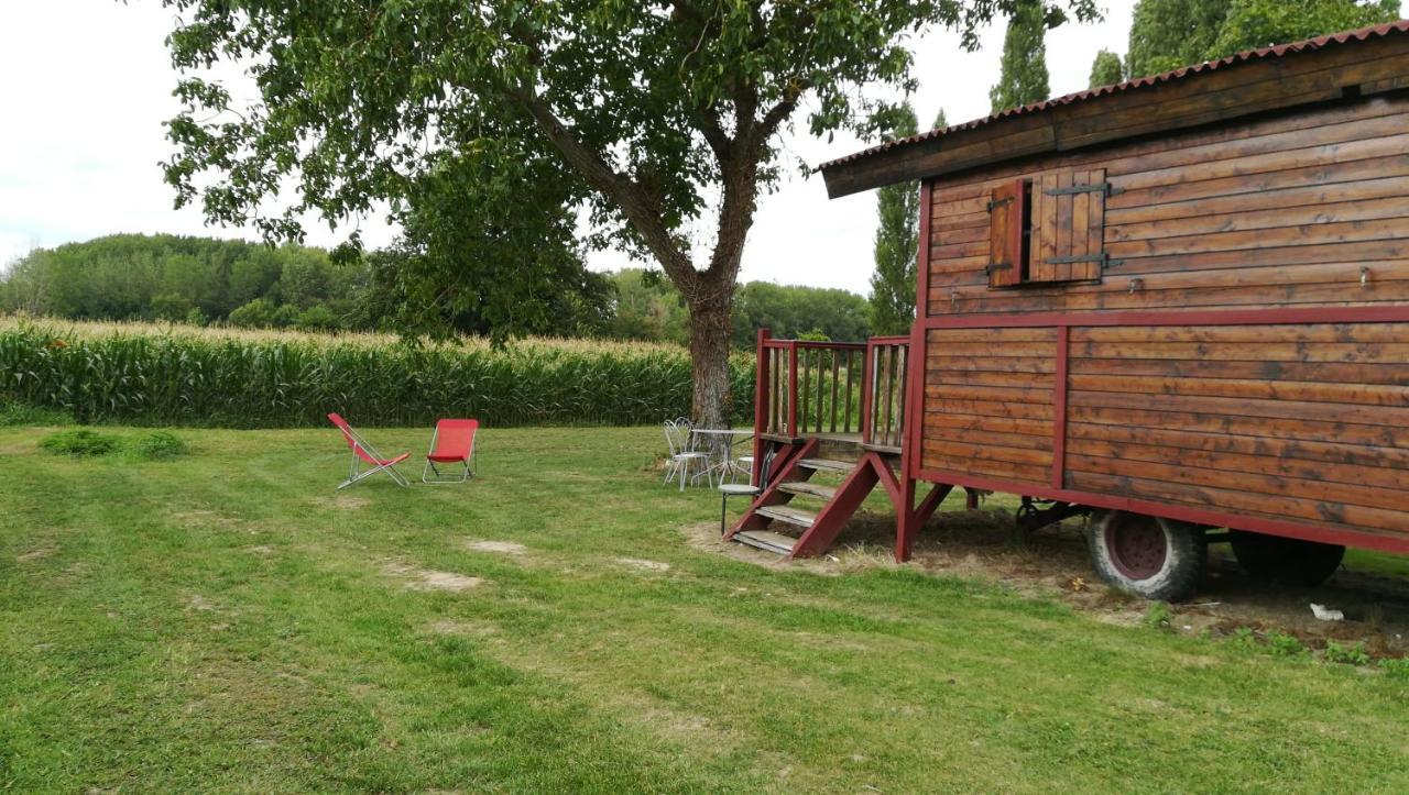 La Ferme De L'Isle Et Sa Roulotte Avaray Exterior foto