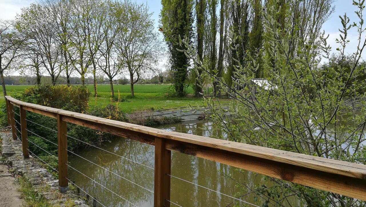 La Ferme De L'Isle Et Sa Roulotte Avaray Exterior foto